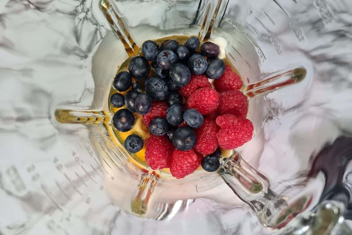 method-image-for-raspberry-and-blueberry-smoothie