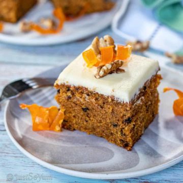featured-image-for-easy-moist-carrot-cake-recipe