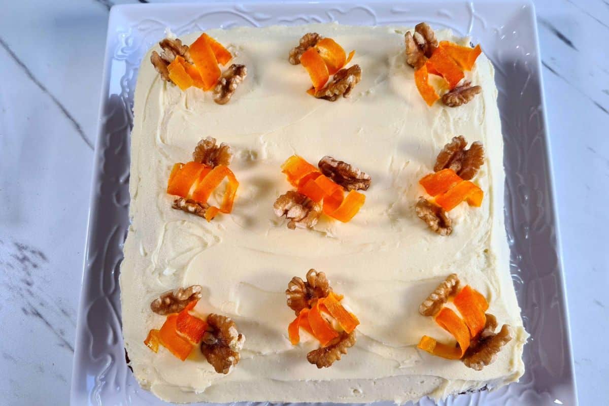 decotating-the-easy-moist-carrot-cake